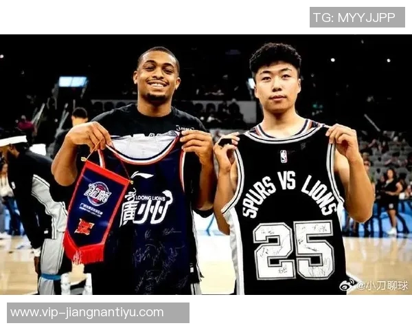 管子煜在对阵马刺的比赛中展现出突破勇气展现出优秀比赛气质