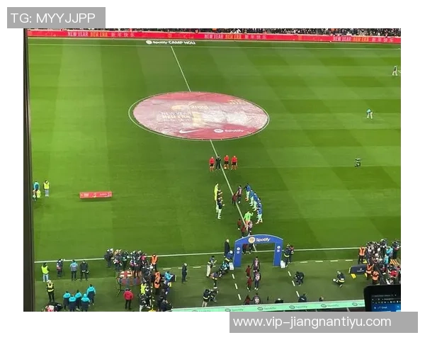 费尔明回乡参加巴萨球迷协会成立活动与球迷亲密互动签名留念